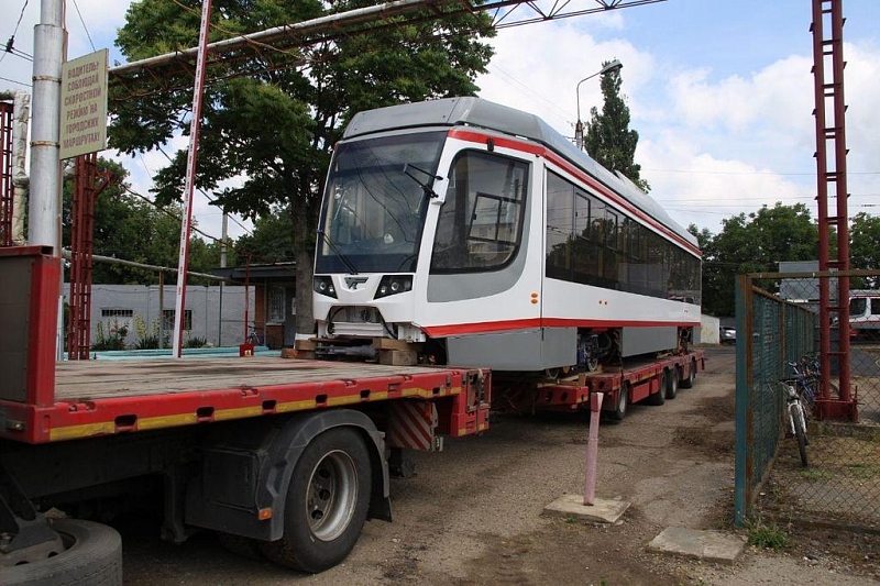 В Краснодар прибыли первые два новых трамвая 