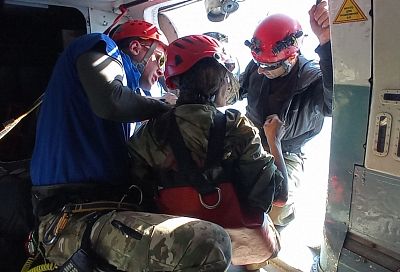 В Сочи спасатели на вертолете эвакуировали туристку, 5 дней блуждавшую в лесу