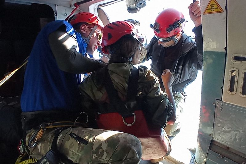 В Сочи спасатели на вертолете эвакуировали туристку, 5 дней блуждавшую в лесу