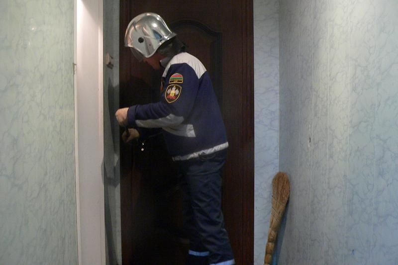 Мультики без мамы: в Краснодарском крае спасатели вскрыли дверь в дом, где находился 2-летний малыш