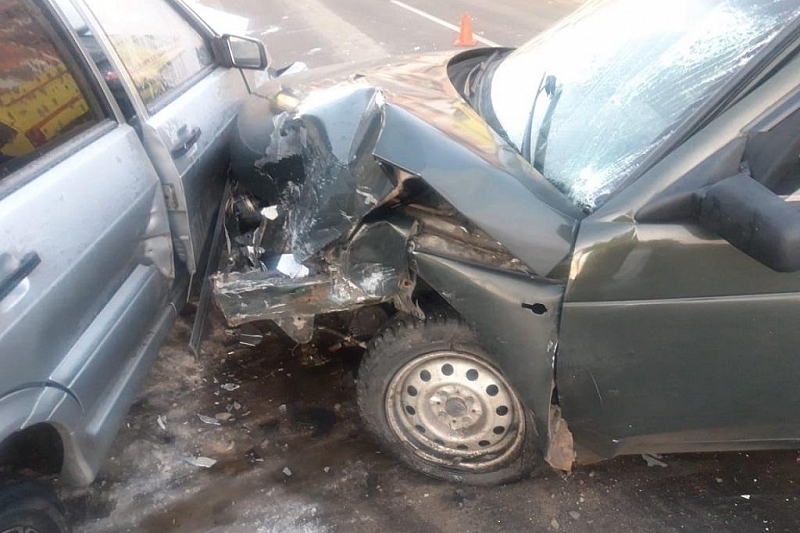 В Краснодарском крае по вине лишенного прав водителя в дорожной аварии пострадали два человека