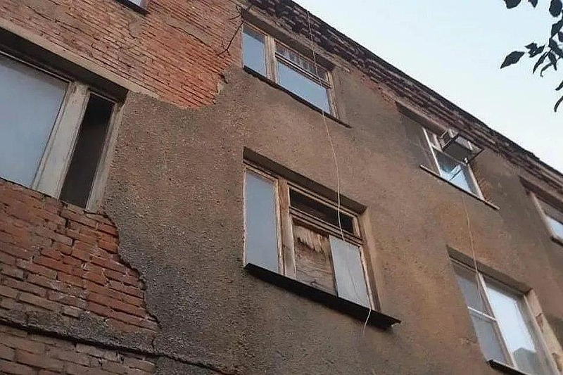 Аварийное общежитие на улице Дзержинского.