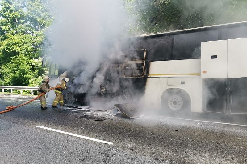Возгорание перевозившего детей автобуса под Туапсе произошло из-за ДТП 