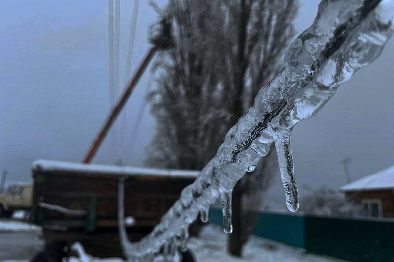 Под коркой льда: 195 тысяч жителей Ростовской области остались без света из-за разгула стихии
