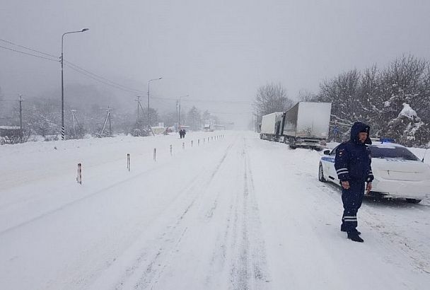 Прерванное из-за снегопада движение большегрузов по трассе М-4 «Дон» в Краснодарском крае восстановлено