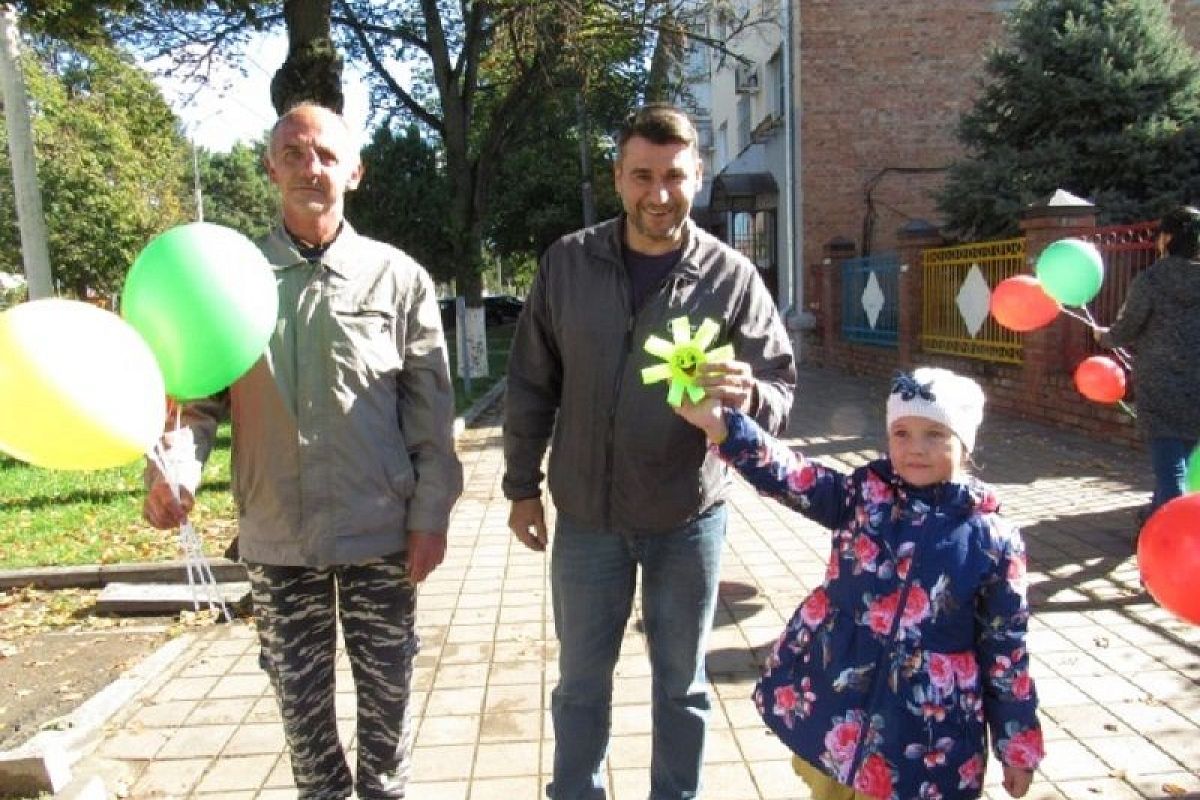 В Краснодарском крае воспитанники детсада провели акцию «Улыбки для пешеходов»