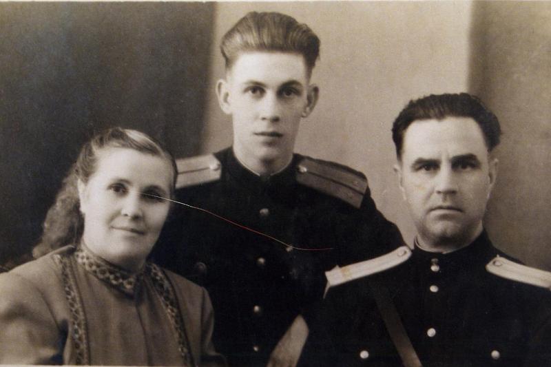 Командир партизанского отряда «Саратовский» Иван Дрыгин с семьей. 