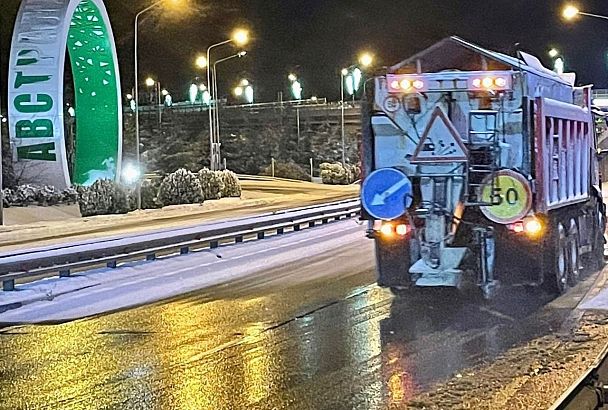 На федеральных трассах Сочи и Туапсинского района убирали снег более 70 машин спецтехники