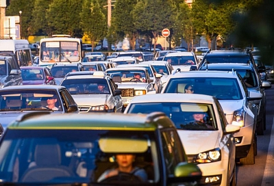 Город стоит: на дорогах Краснодара после дождя образовались 9-балльные пробки