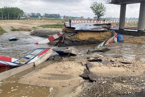 Проезда нет: три участка дорог затопило в Анапе после мощного ливня