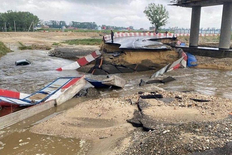 Проезда нет: три участка дорог затопило в Анапе после мощного ливня