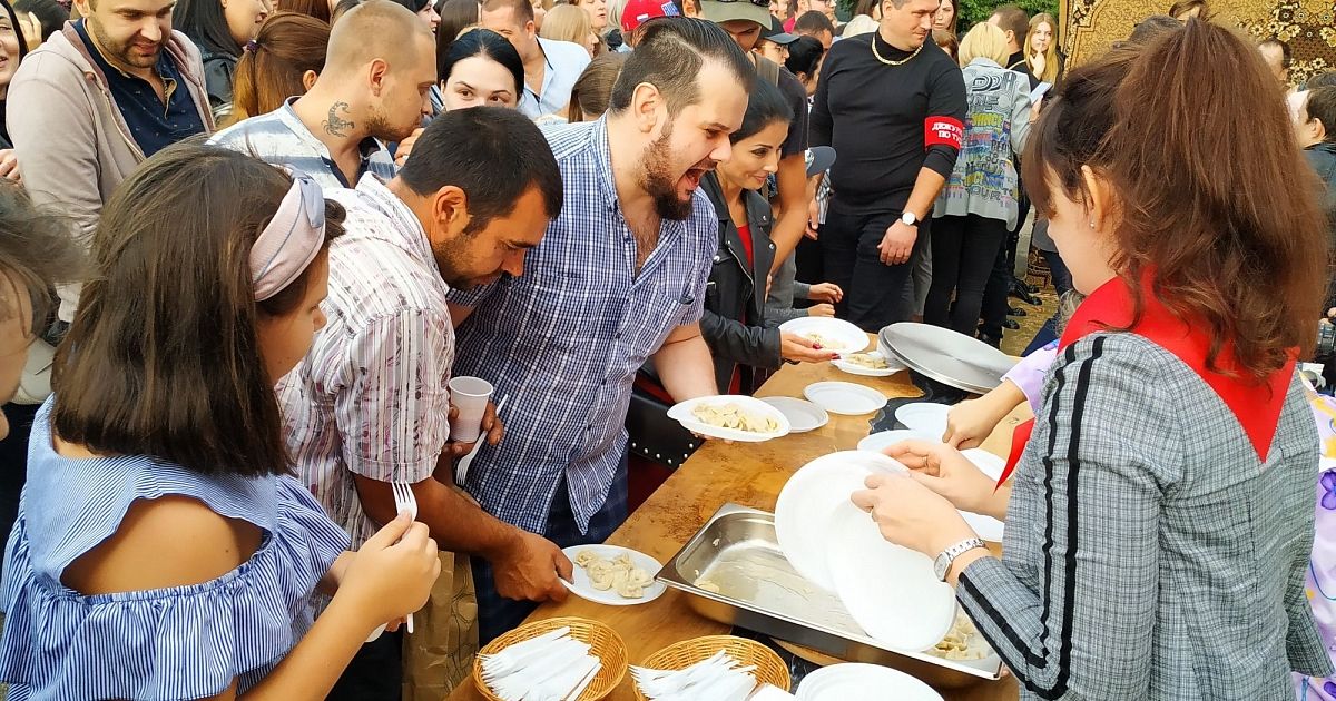 Очереди в питание. Очередь за едой. Очередь за едой в Турции. Люди стоят в очереди за едой. Очередь за едой в столовой.