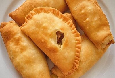 Хрустящие чебуреки на заварном тесте – мой фирменный рецепт. Секрет в особом ингредиенте, который делает тесто эластичным и предотвращает разрыв при жарке