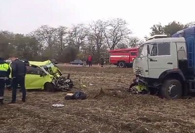 Ребенок и двое взрослых погибли в жестком ДТП с грузовиком и легковушкой на Кубани