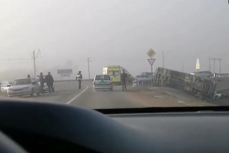 После столкновения с самосвалом водителя ВАЗ-2107 зажало в машине