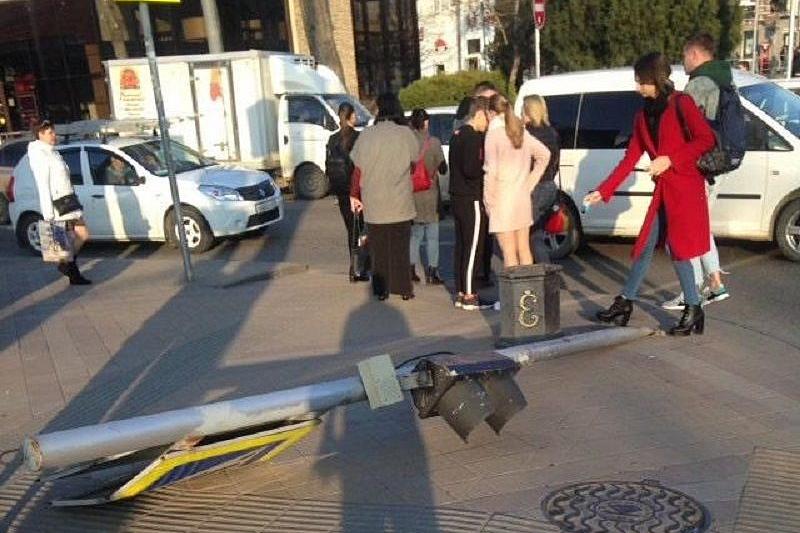 В центре Краснодара водитель автовоза выехал на тротуар и сбил светофор