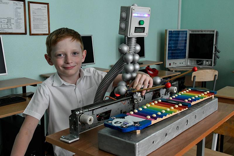 Юный изобретатель из Краснодара создал робота-музыканта, который сам играет на металлофоне