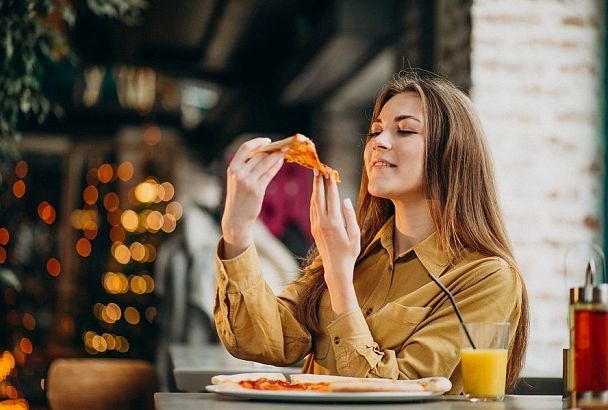 Стоя или сидя: как поза при употреблении пищи влияет на пищеварение