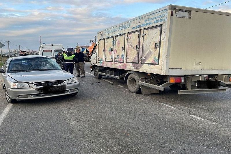 В Краснодарском крае при столкновении легковушки и грузовика пострадали двое детей