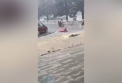 Мощный поток воды едва не унес пожилую жительницу Армавира во время залпового ливня