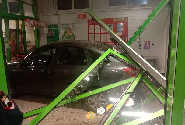 Водитель на «Ладе Гранте» проломил двери и въехал в магазин «Пятерочка» на Кубани
