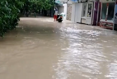 Анапа ушла под воду: на курорт обрушился очередной залповый ливень