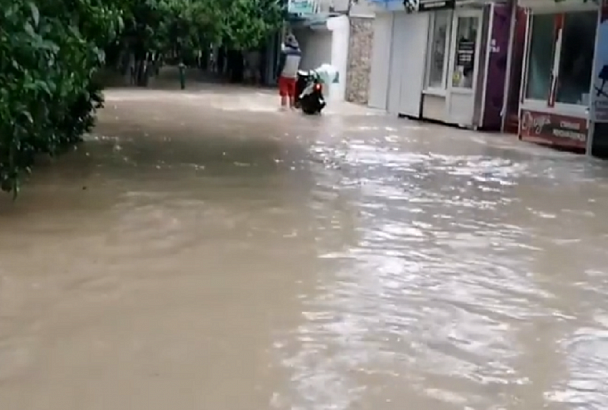 Анапа ушла под воду: на курорт обрушился очередной залповый ливень