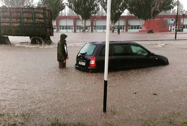 Последствия ливня сняли на видео жители Ейска