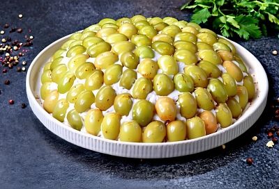 Узнала рецепт салата "Завтрак у Тиффани" от свекрови, и теперь он неизменно присутствует на наших праздничных мероприятиях