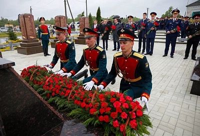 Александр Бастрыкин и Вениамин Кондратьев возложили цветы к мемориалу памяти погибшим в Великой Отечественной войне