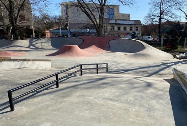 Новый скейт-парк готовят к открытию в сквере Дружбы народов в Краснодаре 