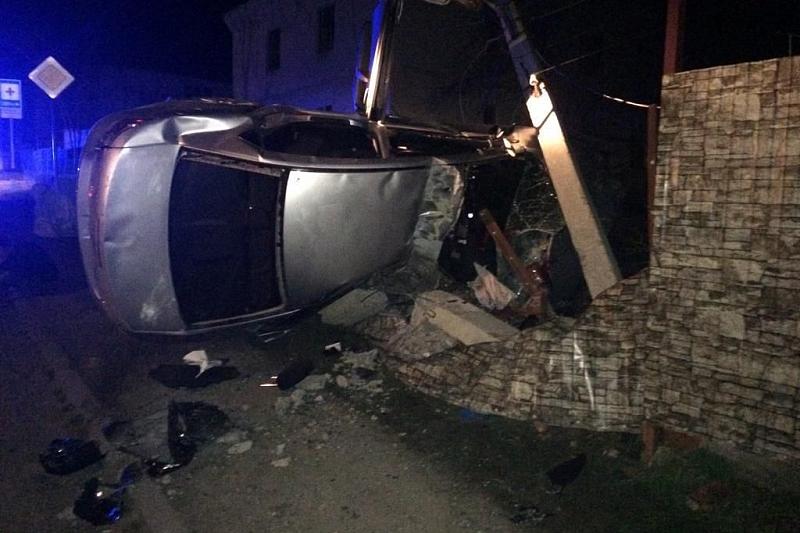 В Краснодарском крае водитель иномарки погиб, врезавшись в столб