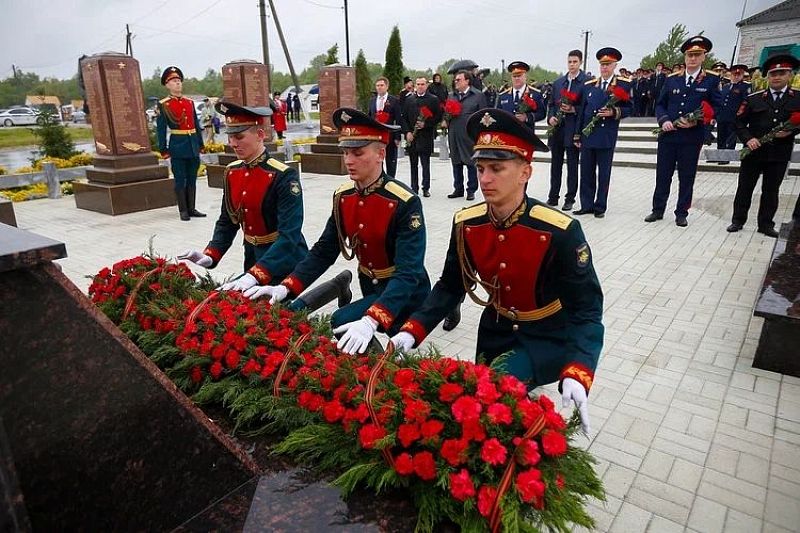 Александр Бастрыкин и Вениамин Кондратьев возложили цветы к мемориалу памяти погибшим в Великой Отечественной войне