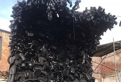 Краснодарец создал инсталляцию из собранного на берегу Черного моря мусора 