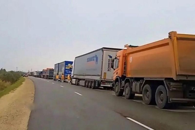 Очередь из 700 автомобилей: в районе Керченской паромной переправы скопились грузовики