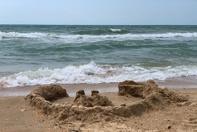 В Черном море в 11 км от побережья Анапы обнаружили нефтяное пятно