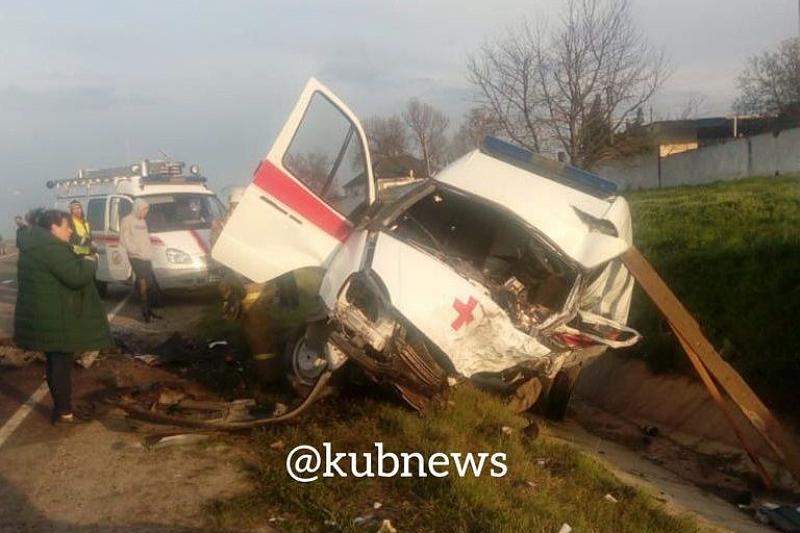 В Краснодарском крае столкнулись BMW и автомобиль «скорой помощи». Три человека погибли, два - пострадали 