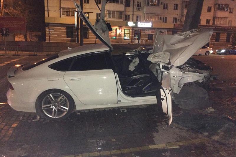 В Новороссийске 21-летняя девушка за рулем Audi A7 устроила ДТП с 6 пострадавшими