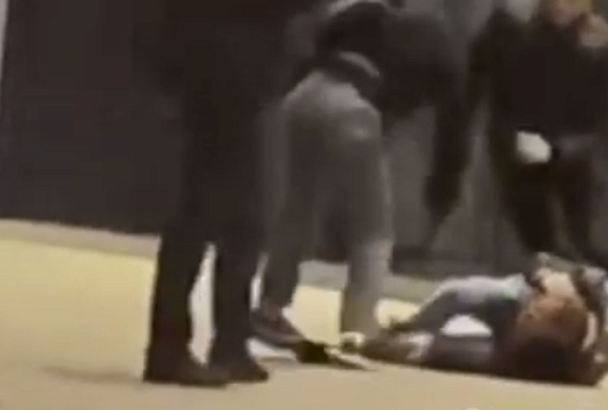 Драка в центре Новороссийска попала на видео. Полиция проводит проверку
