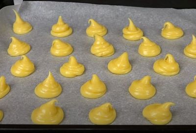 Торт «Дамские пальчики» и еще 4 десерта из одного заварного теста: просто размазываем тесто по противню