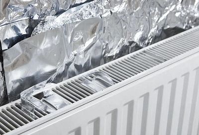 Беру рулон фольги — возвращаю тепло от батареи за 20 минут: холодные стены не «вытягивают» деньги