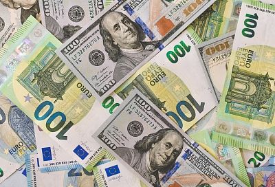 В отделениях крупных российских банков снова можно купить наличные доллары и евро