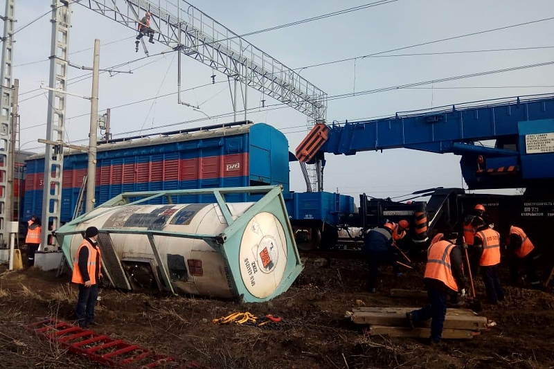 В Краснодарском крае сошли с рельсов два вагона поезда со спецгрузом