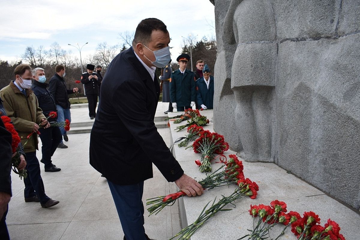 Общественник возложил цветы в честь 78-й годовщины освобождения Краснодара от немецко-фашистских захватчиков