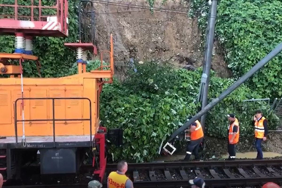 В Сочи восстановили движение поездов после схода селя