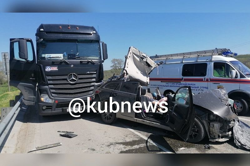 В Крымском районе в жестком ДТП с участием рейсового автобуса погиб водитель легковушки