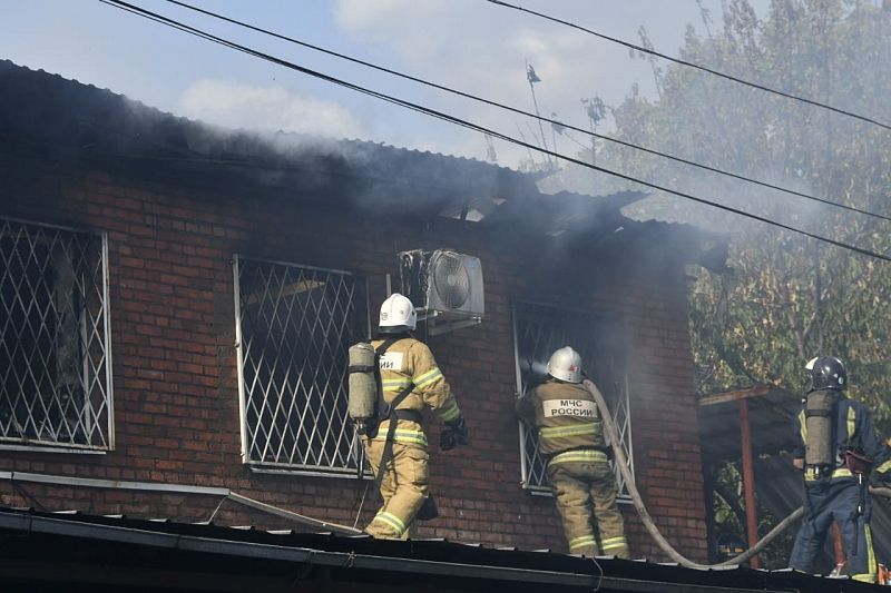 В Краснодаре потушили возгорание кровли офисного здания