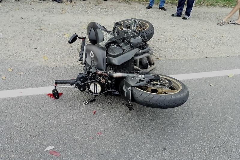 В Краснодарском крае в ДТП с легковушкой пострадал лишенный прав мотоциклист
