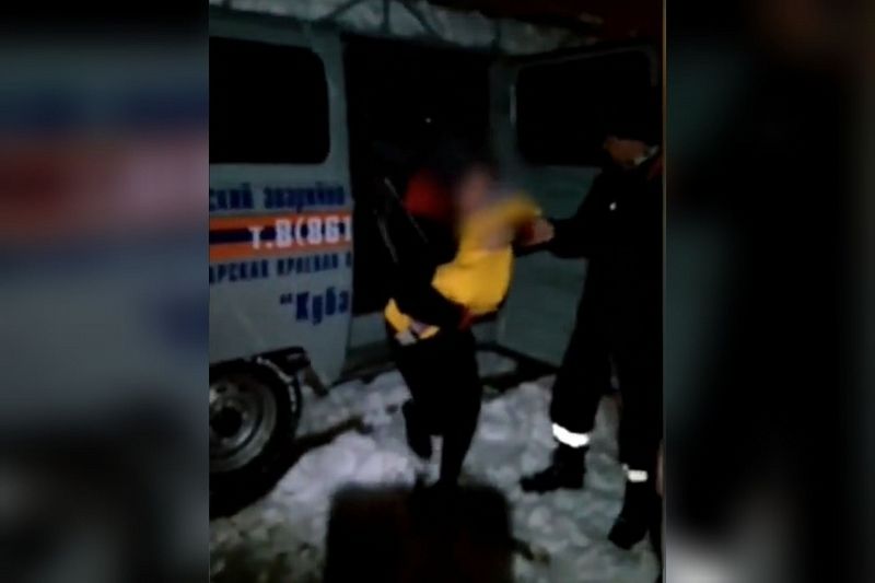 Спасатели вызволили из снежного плена BMW с женщиной и двумя детьми