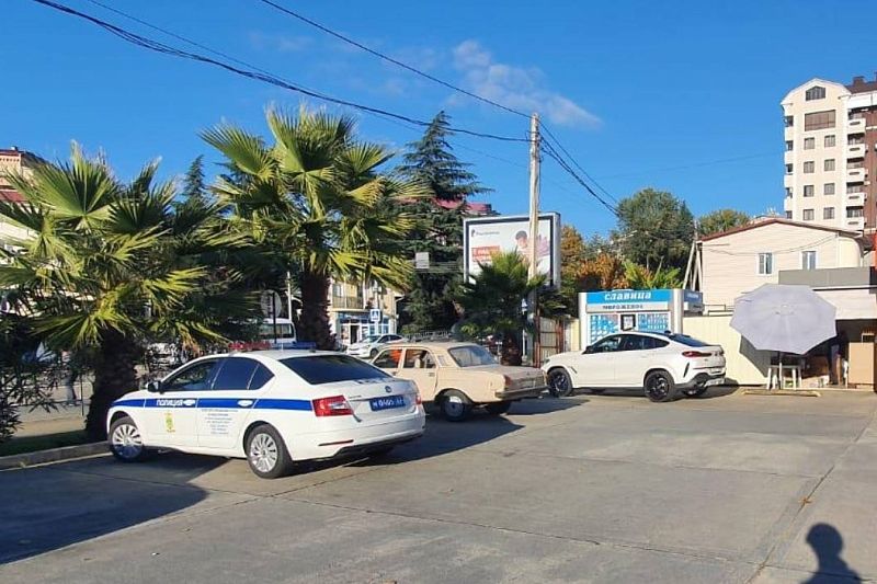 В Сочи водитель на BMW сбил 2-летнего ребенка на парковке магазина